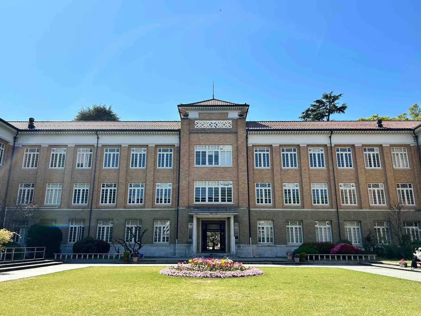 津田塾大学のキャンパスに建つレンガ造りの校舎と花壇