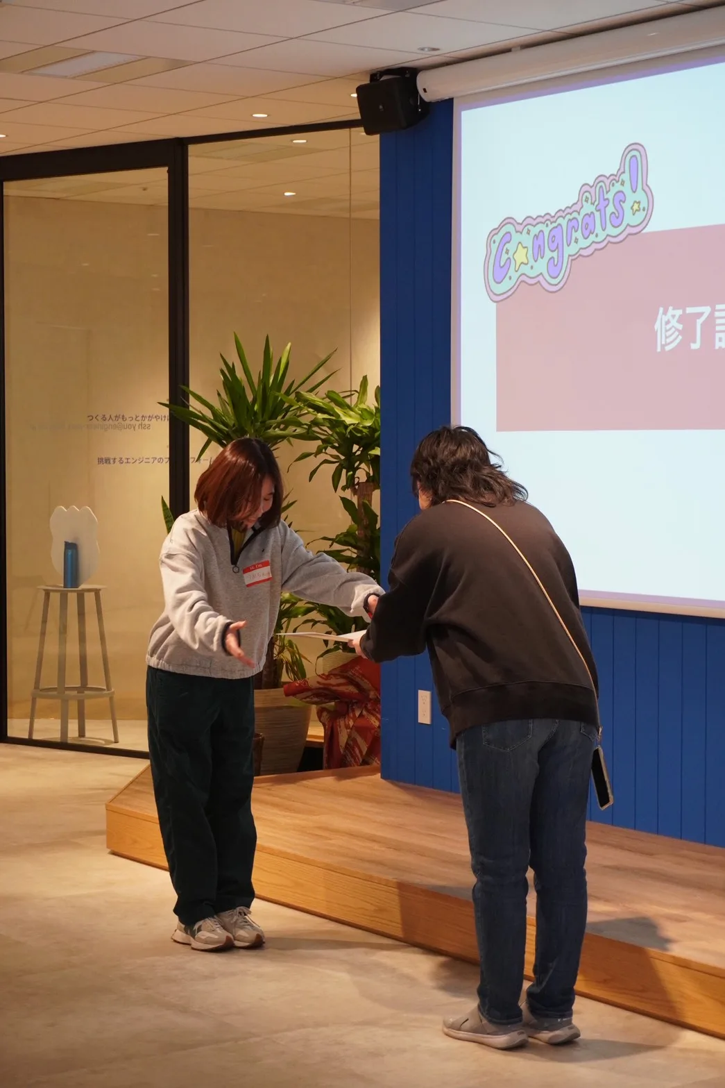 WaffleCollege の修了式で修了証を受け取る様子